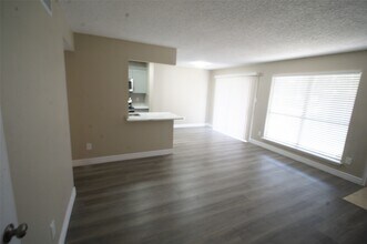 8581 Sands Point Dr in Houston, TX - Foto de edificio - Building Photo
