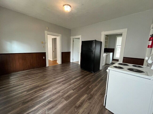 145 Pine St-Unit -Unit 1 in Manchester, NH - Building Photo - Building Photo