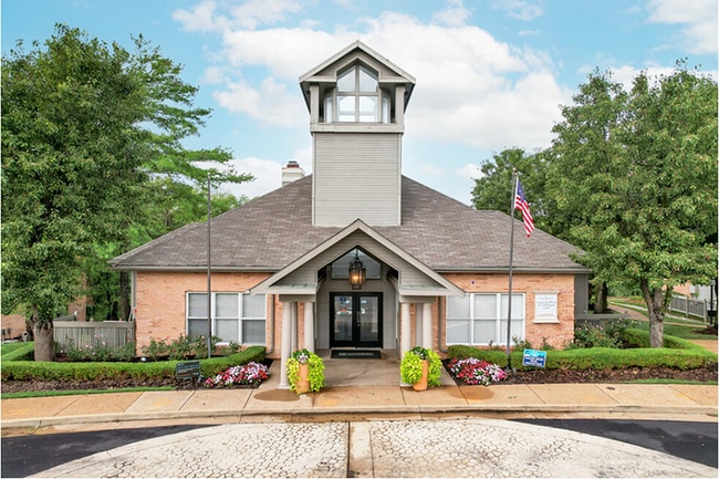 Cove West Apartments in Creve Coeur, MO - Foto de edificio - Building Photo