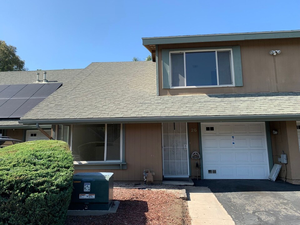 900 N Citrus Ave in Vista, CA - Building Photo