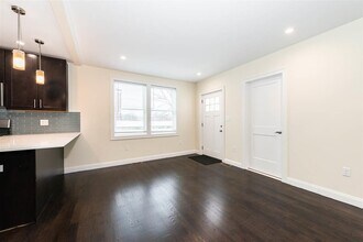16 Marion St, Unit 2 in Medford, MA - Foto de edificio - Building Photo
