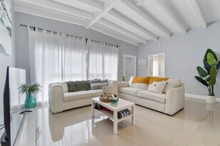 2407 NE 33rd Ave in Fort Lauderdale, FL - Building Photo