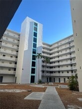 15600 NW 7th Ave in Miami, FL - Foto de edificio - Building Photo