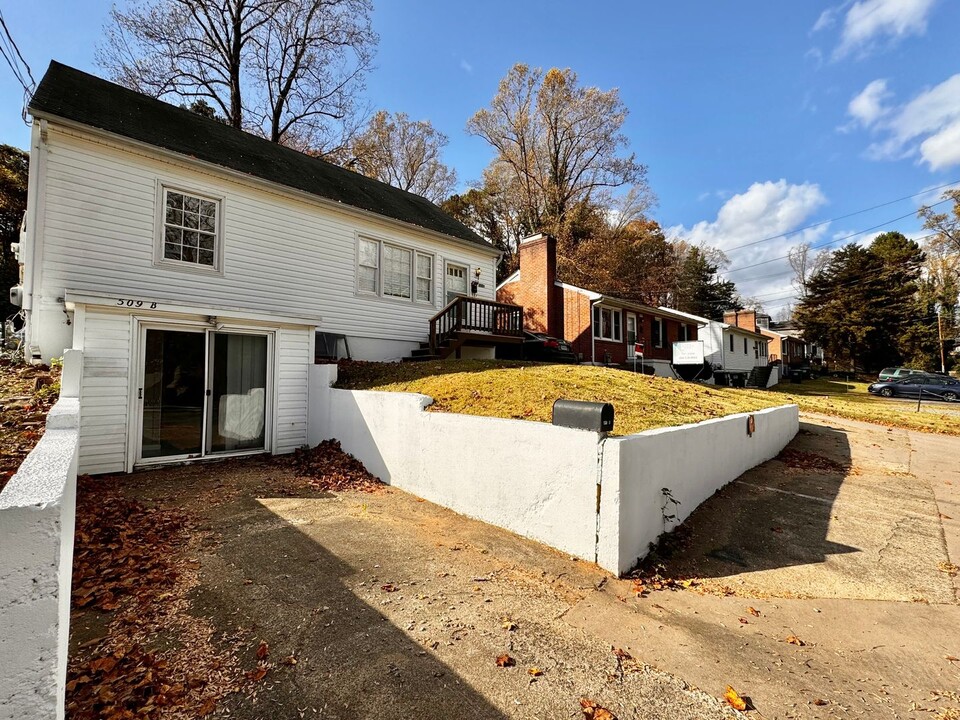 509 Valley Rd-Unit -Unit B in Charlottesville, VA - Foto de edificio