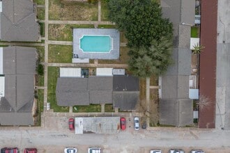 3340 Burke Rd in Pasadena, TX - Foto de edificio - Building Photo