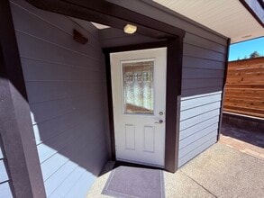 720 Fern Rd E in Qualicum Beach, BC - Building Photo - Building Photo