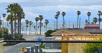 237 1st St in Huntington Beach, CA - Building Photo