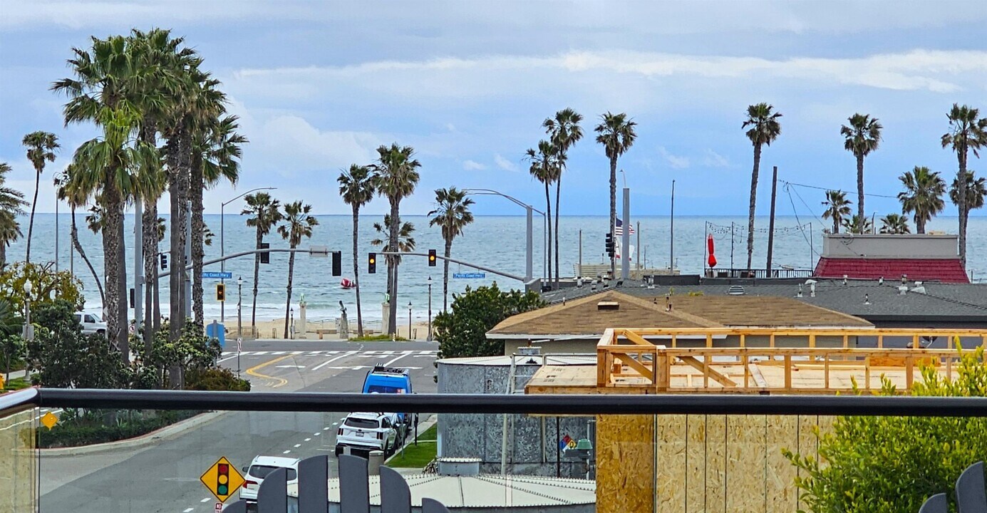 237 1st St in Huntington Beach, CA - Building Photo