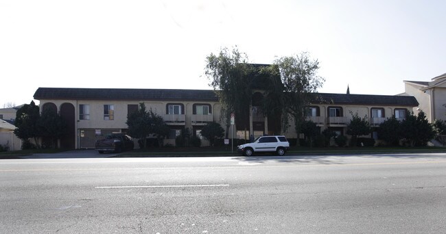 13400 Victory Blvd in Van Nuys, CA - Foto de edificio - Building Photo