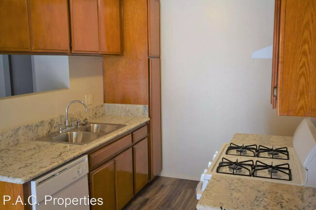 17122 Chatsworth St in Granada Hills, CA - Foto de edificio - Building Photo