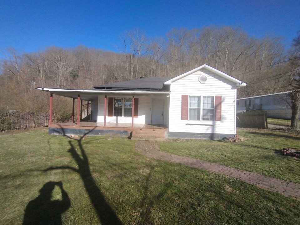 18 Jackson Ln in Evarts, KY - Foto de edificio