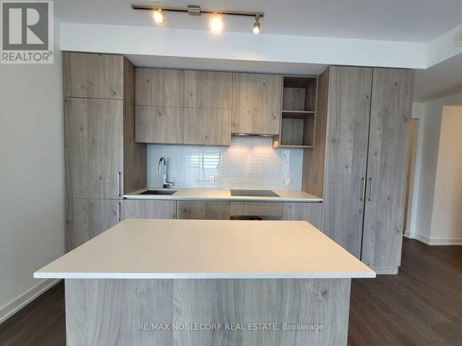 1-4701 Yorkville Ave in Toronto, ON - Building Photo - Building Photo