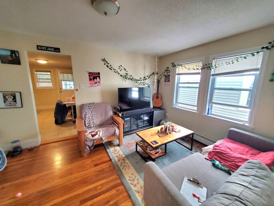 13 Linden St, Unit 1 in Somerville, MA - Foto de edificio