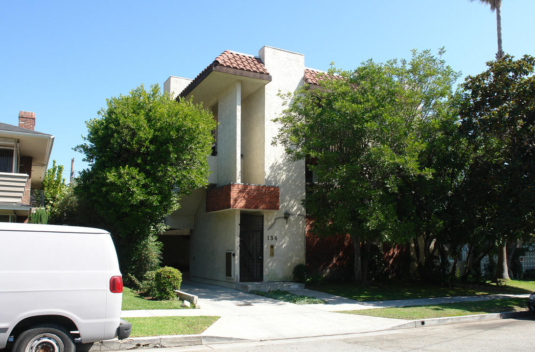 134 N Cedar St in Glendale, CA - Building Photo