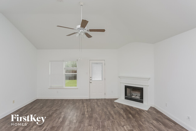 1013 Swan Cir in Saginaw, TX - Building Photo - Building Photo