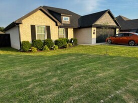 746 Roselawn St in Siloam Springs, AR - Building Photo