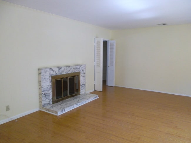 3751 Stone Canyon Ave in Los Angeles, CA - Foto de edificio - Building Photo