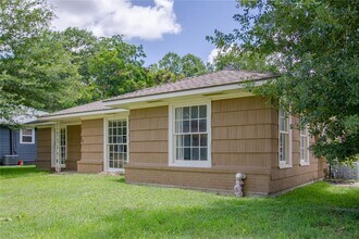 711 E 6th St in Brenham, TX - Building Photo - Building Photo