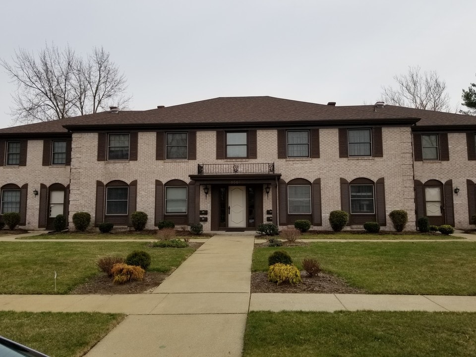 6561 Woodhall Dr, Unit 2 in Sylvania, OH - Building Photo