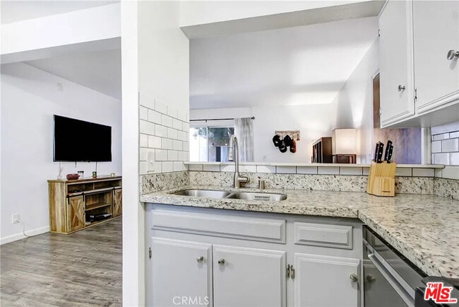 13747 Vanowen St in Los Angeles, CA - Building Photo - Building Photo