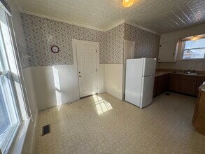 10 Maple St, Unit 1 in Augusta, ME - Foto de edificio - Building Photo