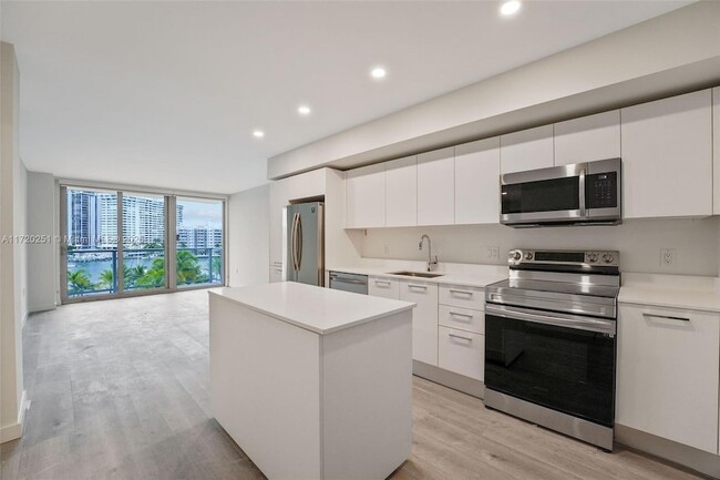 1500 Bay Rd, Unit N-1010 in Miami Beach, FL - Building Photo - Building Photo