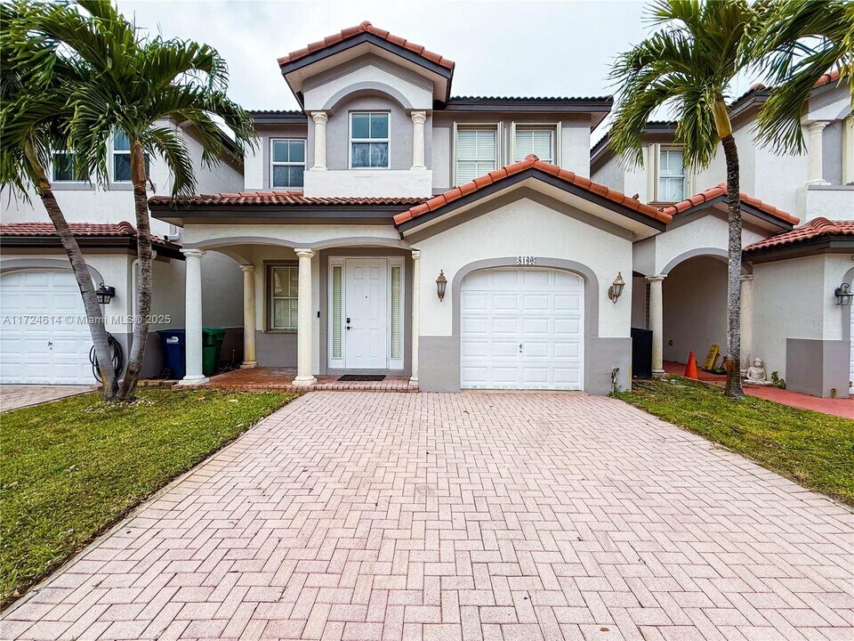8160 NW 116th Ave in Doral, FL - Foto de edificio
