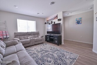 809 Thames Ct in Grand Forks, ND - Foto de edificio - Building Photo