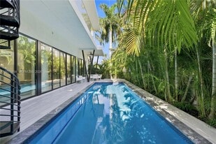 301 190th St in Sunny Isles Beach, FL - Building Photo