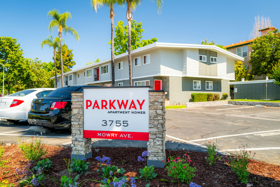 Parkway Apartments in Fremont, CA - Building Photo