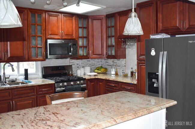 193 McFarlane Rd in Woodbridge Township, NJ - Building Photo - Building Photo