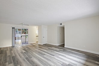 Torrance Courtyard Apartments in Torrance, CA - Foto de edificio - Building Photo