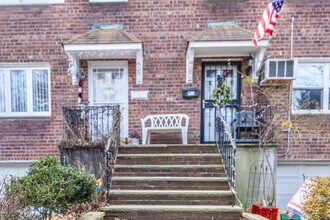 19202 39th Ave in Flushing, NY - Foto de edificio - Building Photo