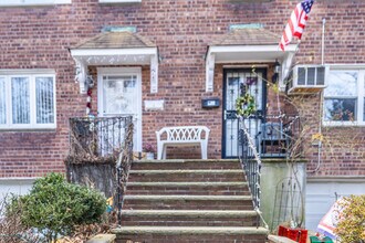 19202 39th Ave in Flushing, NY - Building Photo - Building Photo