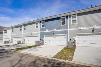 Cedar Ridge Townhomes in Charlotte, NC - Foto de edificio - Building Photo