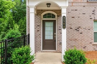 2560 Clairebrooke Bnd in Chamblee, GA - Building Photo - Building Photo