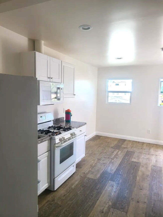 1256 1/2 Rolland Curtis Pl