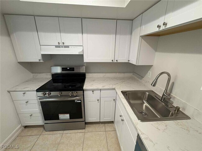 1830 Maravilla Ave in Ft. Myers, FL - Building Photo - Building Photo