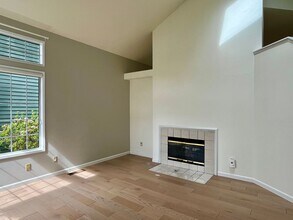 24224 SE 40th Pl in Issaquah, WA - Building Photo - Building Photo