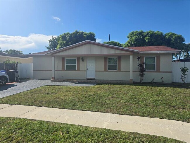 8241 SW 4th St in North Lauderdale, FL - Foto de edificio - Building Photo