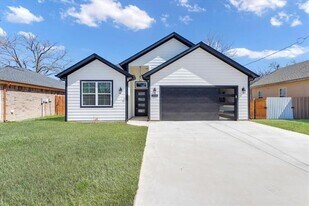 1323 S Montgomery St in Sherman, TX - Building Photo