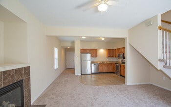 Woodland Townhomes in Shawnee, KS - Foto de edificio - Building Photo