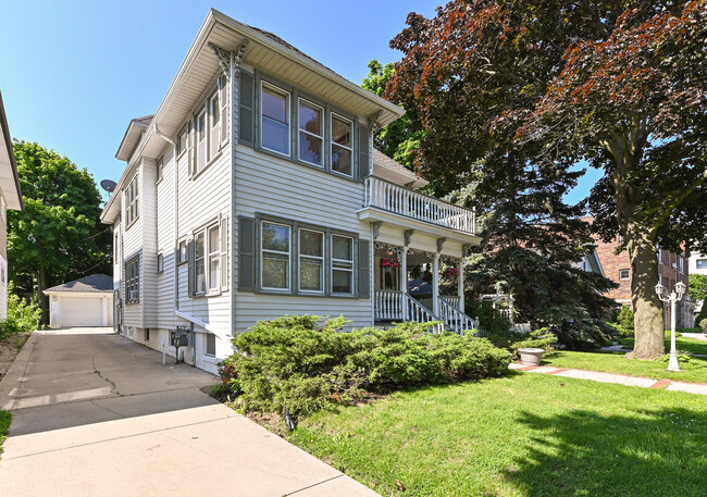 1821 E Olive St in Shorewood, WI - Building Photo - Building Photo