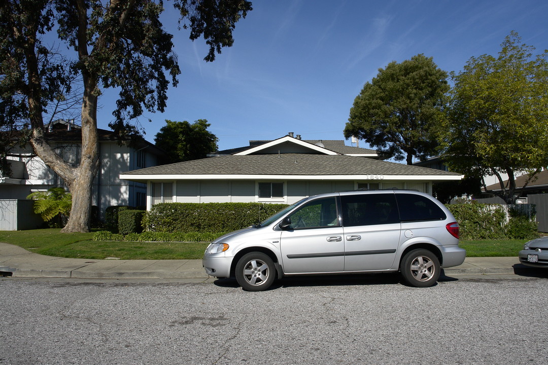 1840 El Parque Ct in San Mateo, CA - Foto de edificio