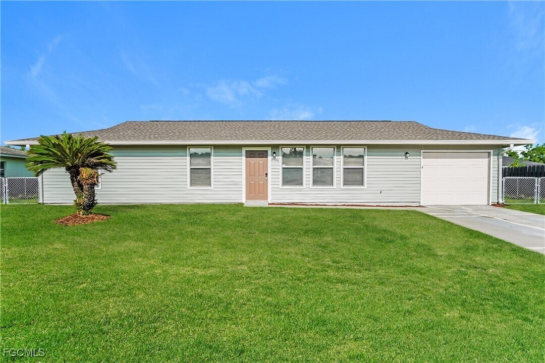 2504 NE 23rd Pl in Cape Coral, FL - Building Photo