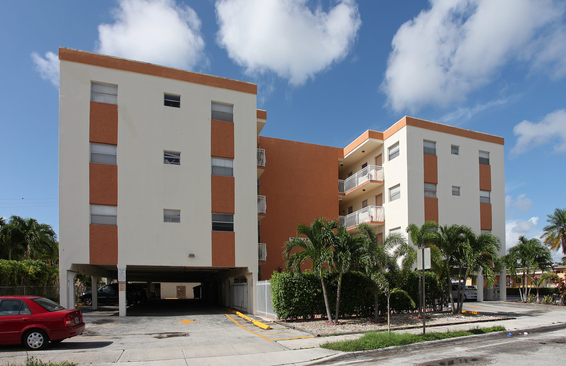 Tara Apartments in Hollywood, FL - Building Photo