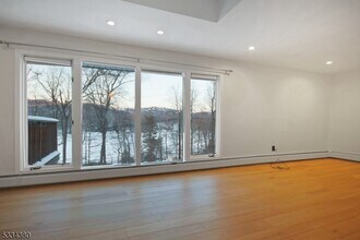 519 E Shore Trail in Sparta, NJ - Foto de edificio - Building Photo