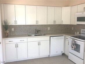 579 91st Ave N in Naples, FL - Foto de edificio - Building Photo
