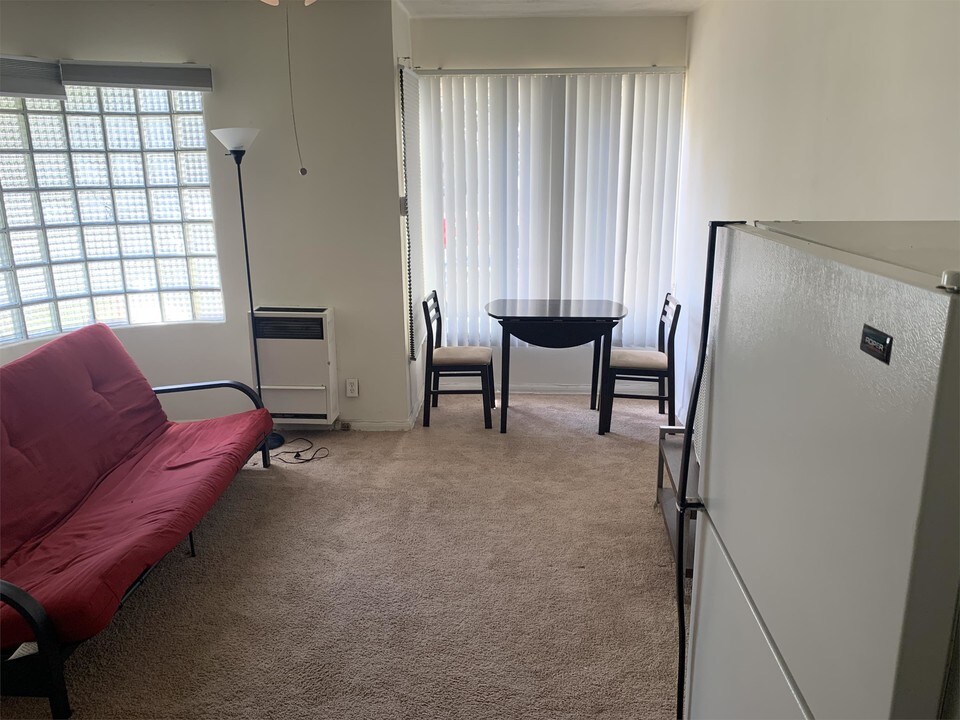 944 Tiverton Ave-Unit -2 in Los Angeles, CA - Building Photo