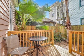 305 W Waldburg Ln in Savannah, GA - Building Photo - Building Photo